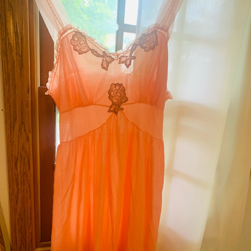 Vintage night gown absolutely stunning fits a medium no problem